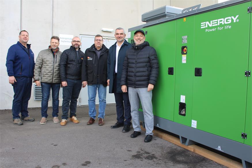 Roland Schey, Werkstättenleiter am Standort Stoob der Baudirektion Burgenland, Gerald Gebhardt (Leiter Bau und Betrieb Nord der Baudirektion Burgenland), Referatsleiter Jürgen Glöckl (Referatsleiter Anlagen, Geräte und Fuhrpark von der Baudirektion), Claus Paar (Hauptreferatsleiter für Katastrophenschutz und Krisenmanagement der Abteilung 8 - Kompetenzzentrum Sicherheit), Infrastrukturlandesrat Heinrich Dorner und Baudirektor Wolfgang Heckenast vor dem neuen Notstromaggregat am Standort Stoob. 