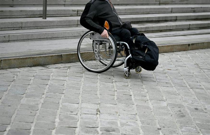 Rollstuhlfahrer und Ehefraun laut Urteil diskriminiert (Symbolbild)