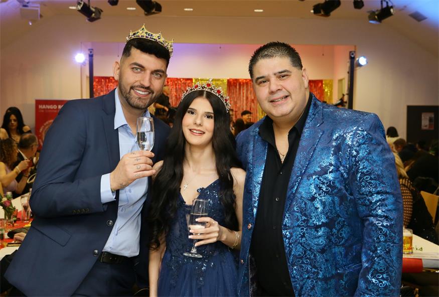 Romaball-König Kevin Horvath und Königin Leonie Neisser mit Verein HANGO Roma- Gründer Martin Horvath (v.l.). 