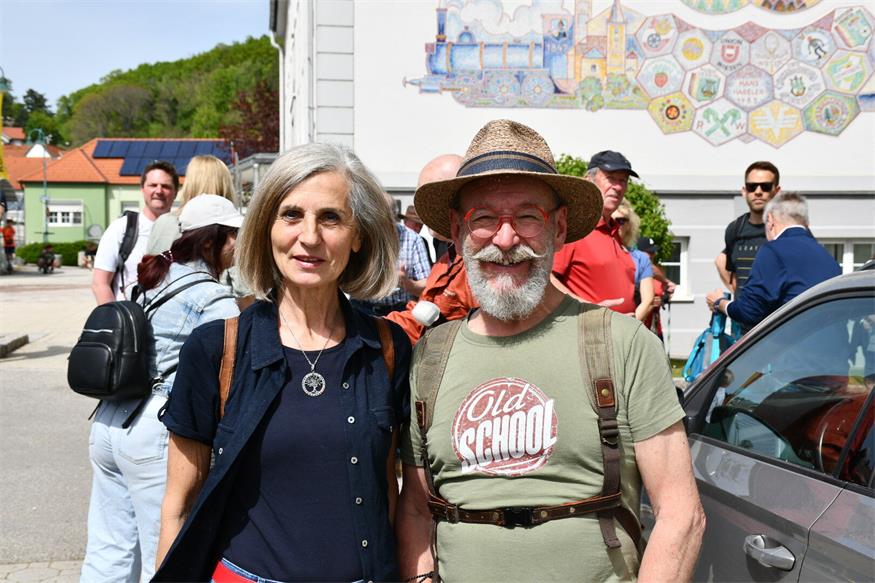 Osterwanderung in Wiesen lockt zahlreiche Teilnehmer