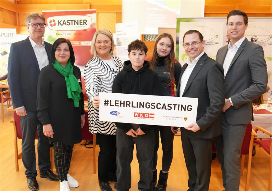 Ronald Popovits (Direktor Polytechnische Schule Eisenstadt), Christine Fischl (Regionalstellenleiterin AMS Eisenstadt), Helene Sengstbratl (AMS-Landesgeschäftsführerin), Jan Bauman (Schüler), Anna Kravets (Lehrling), Andreas Wirth (Wirtschaftskammerpräsident) und Daniel Baumann (SQM, Bildungsdirektion) (v. l.).