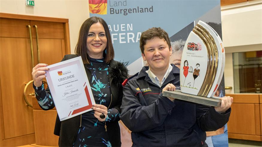 Rosa-Jochmann-Preisträgerin Julia Ivancsits mit Landeshauptmann-Stellvertreterin Astrid Eisenkopf.