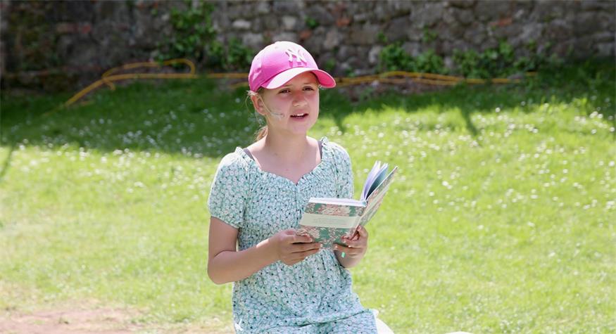 Rosalie Winkelbauer spielt Sarah in „Burgtastisch 2 - Die Klasse mit der magischen Schlange“.