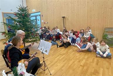 Roswitha Staudinger und Karl Knor sorgen für die Instrumentalbegleitung der Lieder.