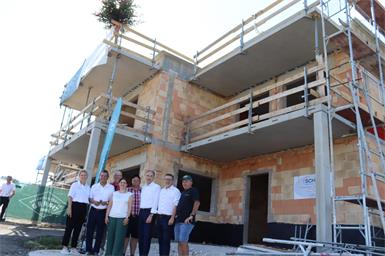 Rot Kreuz-Bezirksstellenleiter-Stellvertreterin Petra Herz, Rot Kreuz-Bezirksstellenleiter Rudolf Haider, Amtsleiter Gerhard Horwath, SOWO-Geschäftsführerin Melanie Piskernik, Vizebürgermeister Patrick Fuchs, Landesrat Leonhard Schneemann, Landtagsabgeordneter Bürgermeister Jürgen Karall sowie Jildzi Ferid von Granit Bau vor dem neuen Gebäude. 