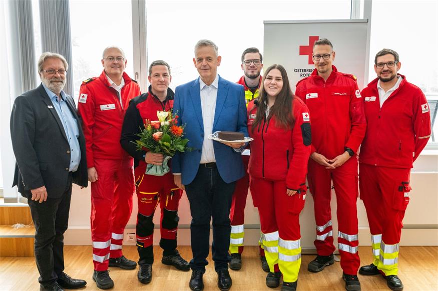 Rot Kreuz-Landesgeschäftsleiter Thomas Wallner, Chefarzt und Ärztlicher Leiter Rettungsdienst Dr. Berndt Schreiner (Rotes Kreuz Niederösterreich), Flugretter Thomas Wagner (ÖAMTC-Flugrettung), Günter Schinkovits, Notfallsanitäter Florian Dorner, Notfallsanitäterin Nina Sommer, First Responder Martin Heinisch und Leiter Rettungsdienst Stellvertreter Christoph Frimmel (Rotes Kreuz Burgenland).