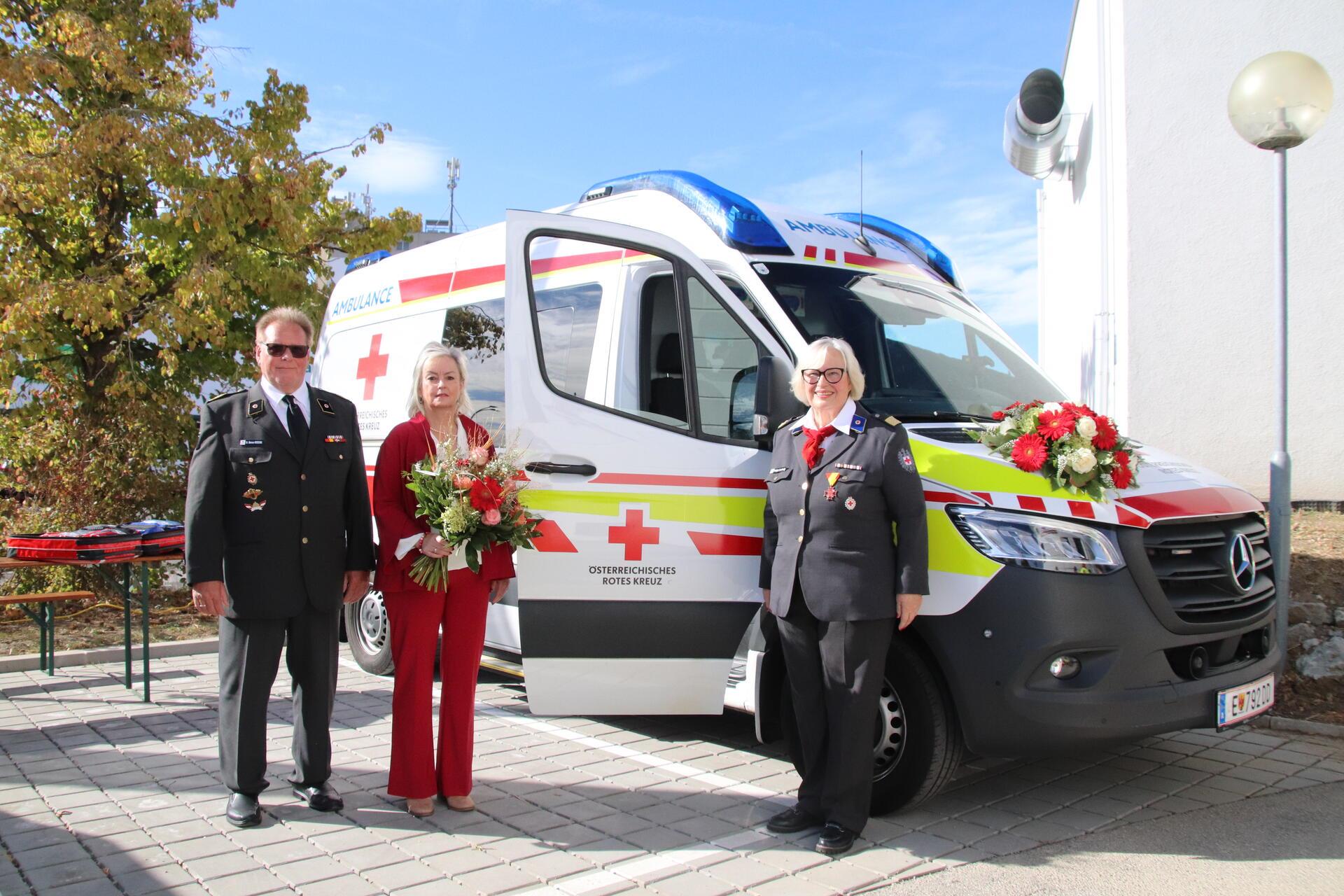 Rotes Kreuz Burgenland-Präsident Werner Krischka, Fahrzeugpatin Liane Barilits u...