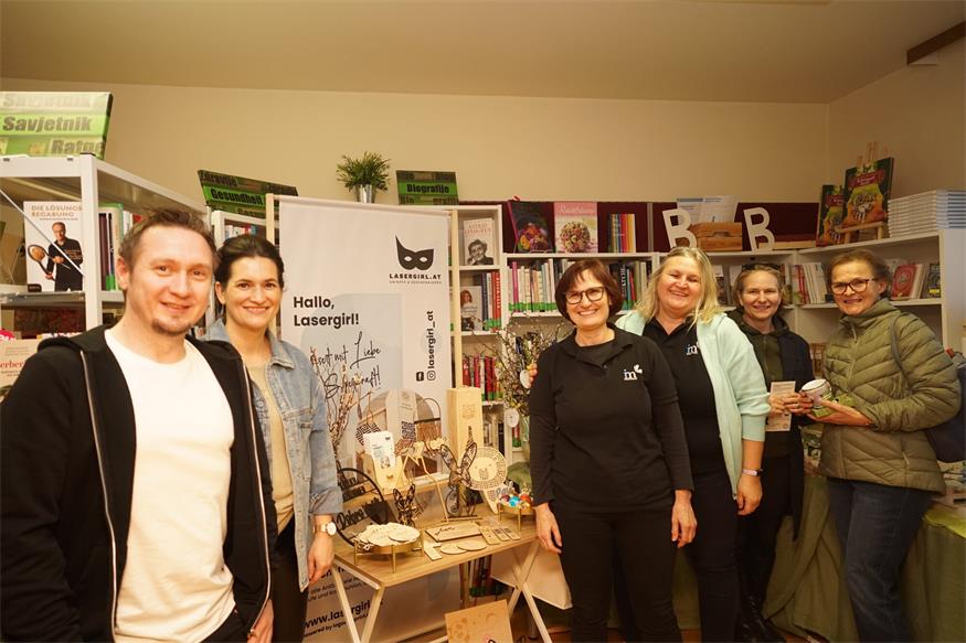 Rudi Golubits, Mara Golubits, Iren Buczolich, Gabrielle Marek , Lydia Jankovits und Ida Greiner bei der Eröffnung.