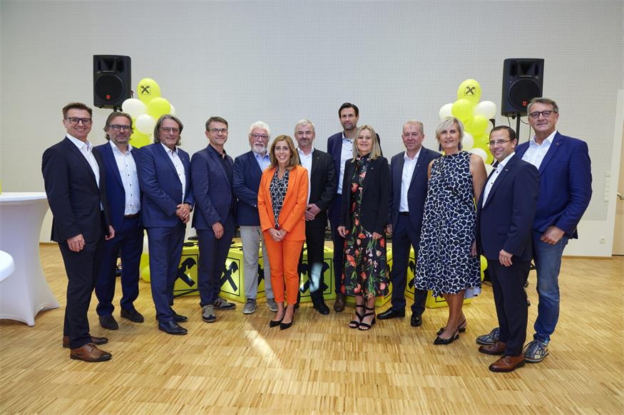 Rudolf Suttner, Franz Nechansky, Bürgermeister Gerhard Hutter, Rainer Wallner, Generaldirektor-Stellvertreter a.D. Leopold Buchmayer, Prokurist Christina Locsmandy, Andreas Reisner, Matthias Trost, Mag. Eva Fugger, Erwin Tinhof, Prok. Heidi Jäger, Andreas Wirth und Alfred Kollar bei der Eröffnung. 