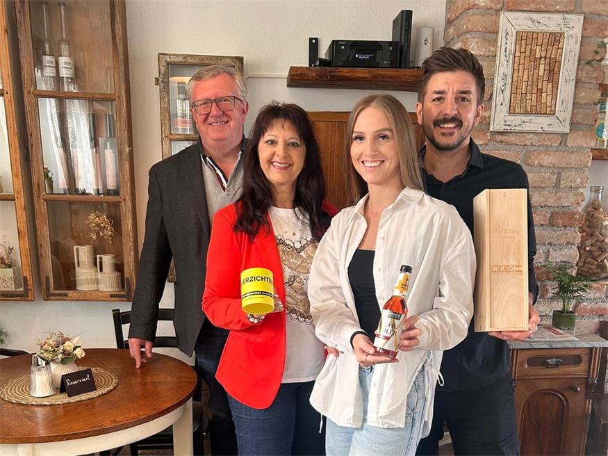 Rückenwind für das neue Gastro-Projekt: WKO-Regionalstellenleiter Freddy Fellinger und WKO-Regionalstellenobfrau Martina Mohapp gratulierten den beiden frischgebackenen Café-Betreibern Regi und Rainer Haspel herzlich zum gelungenen Start am Hauptplatz.