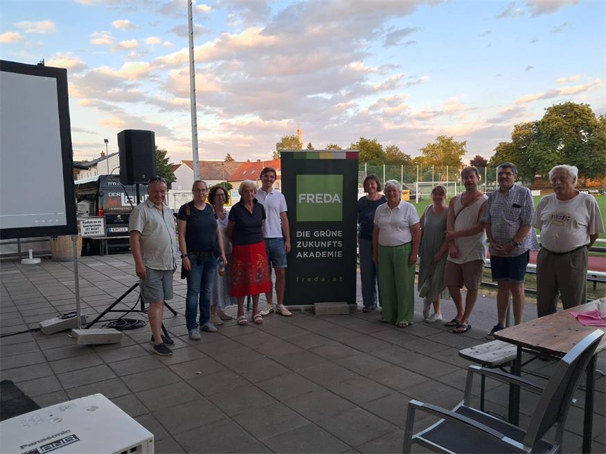 Rund 20 Besucher folgten der Einladung der Grünen Neufeld und FREDA zum Sommerkino und sahen den Dokumentarfilm Requiem in Weiß.
