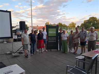 Rund 20 Besucher folgten der Einladung der Grünen Neufeld und FREDA zum Sommerkino und sahen den Dokumentarfilm Requiem in Weiß.