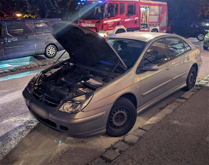 Rund um einen defekten PKW musste die Straße gereinigt werden.