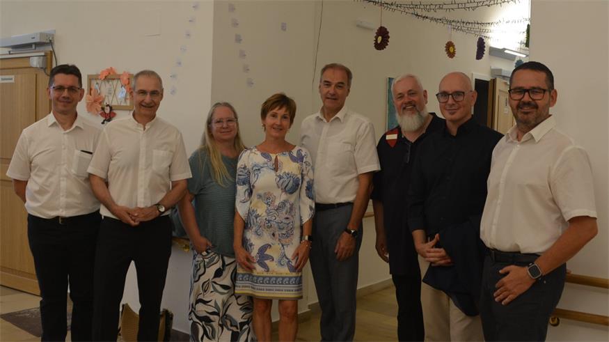 Rundgang. Hausherr Björn Förster (2.v.r.) mit Pfarrer Jacek Jachowicz, Generalvikar Michael Wüger, Elisabeth Wilkovits (Caritas), Sonja Kögl, Landesrat Leonhard Schneemann, Norbert Filipitsch (Direktor der Caritas Burgenland) sowie Bürgermeister Ernst Edelmann (v.l.).