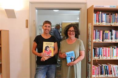 Ruth Patzelt von shalom.nachbar in Lockenhaus und Christine Schnalzer von der Bibliothek Lockenhaus bei der Bücherausstellung.