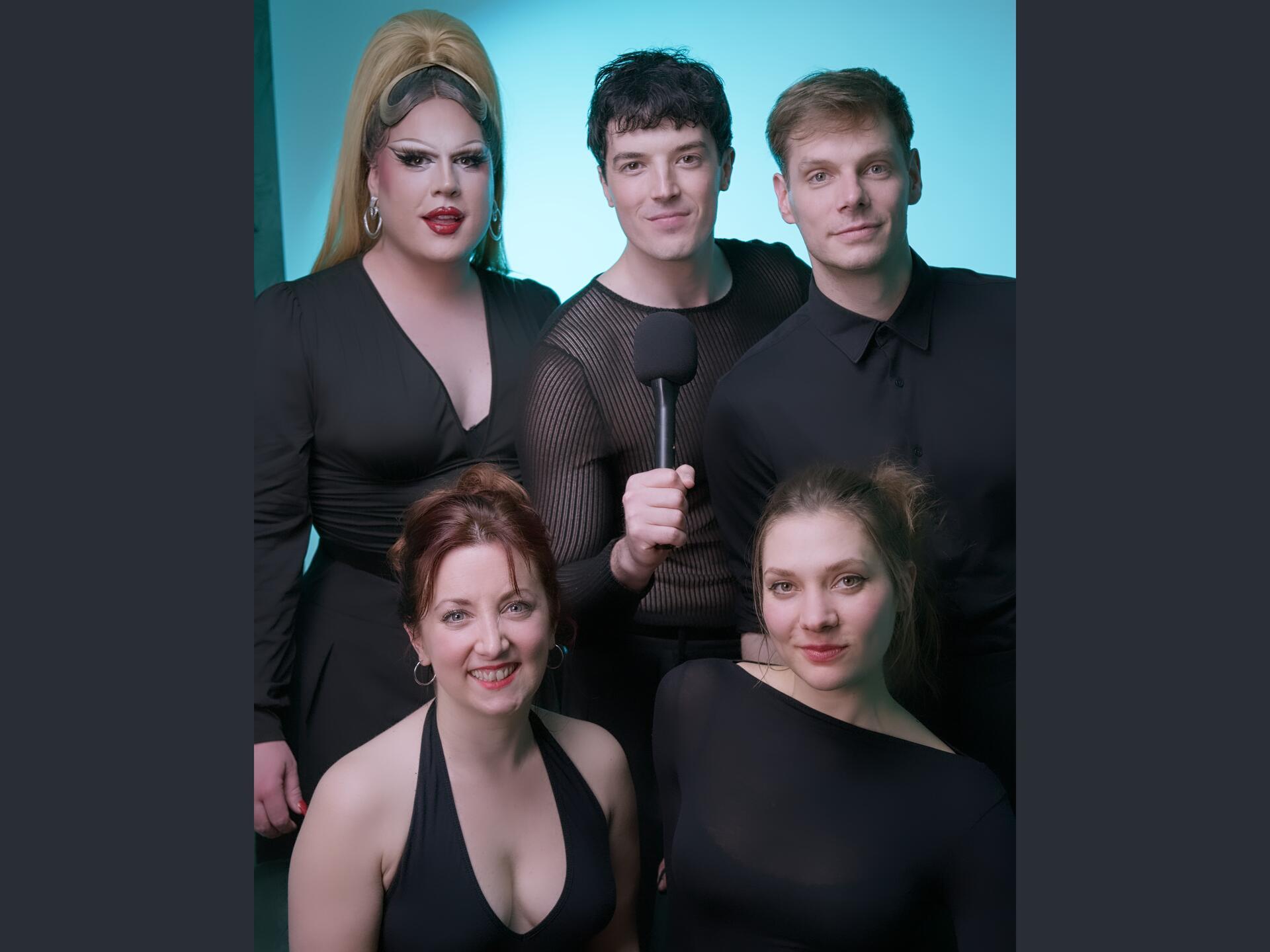 Ryta Tale, Paul Csitkovics, Fin Holzwart, Marina Petkov und Ilvy Schultschik vom Künstlerkollektiv Butz & Reineke gehen auf „Burgenland-Tournee“. Parallel dazu erschien eine CD mit 15 Songs und 7 Musikvideos. 