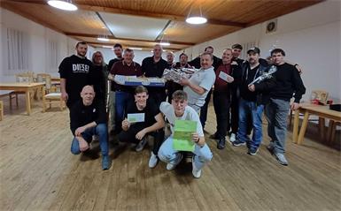 SC Piringsdorf-Obmann Helmut Stelczenmayr (vorne, l.) gratulierte allen Gewinnern.