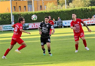 SCO-Goalgetter Alex Damasdi (m.) und seine Kollegen haben nach dem durchwachsenen 0:0 in Eberau einen Heimsieg im Visier. 