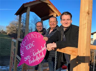 SOS Kinderdorfleiter Marek Zeliska, Gemeinderat Eduard Posch und Michael Pröll vom NEOS Team Pinkafeld bei der Spendenübergabe.