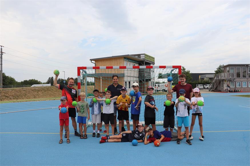 SPORTUNION Geschäftsführer Patrick Bauer mit den Trainern vom UNION Handballclub Eisenstadt und motivierten Kids bei der Handball-Station.