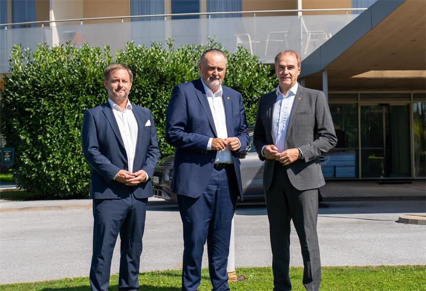 SPÖ-Ansage bei der Klubklausur in Stegersbach: Landeshauptmann Hans Peter Doskozil (M.) mit Landesrat Leonhard Schneemann (r.) und Klubobmann Roland Fürst (l.) 