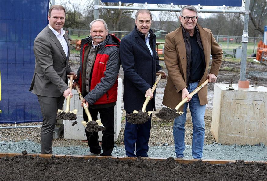 SPÖ Bezirksvorsitzender Fabio Halb, Bürgermeister Edi zach, Landesrat Leonhard Schneemann und OSG-Chef Alfred Kollar (v. l.) beim Spatenstich. 