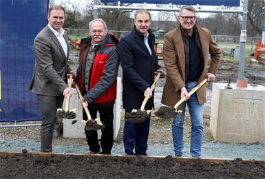 SPÖ Bezirksvorsitzender Fabio Halb, Bürgermeister Edi zach, Landesrat Leonhard Schneemann und OSG-Chef Alfred Kollar (v. l.) beim Spatenstich. 