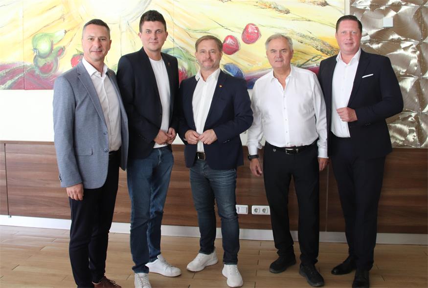 SPÖ-Klubvorsitzer Robert Hergovich, der Marzer Vizebürgermeister Jürgen Lehrner, Roland Fürst (SPÖ-Klubobmann) und SPÖ-Bezirksobmann Thomas Hoffmann mit Wirt Florian Müllner.