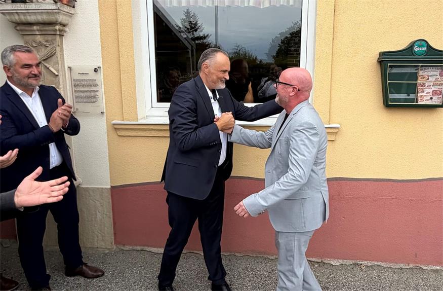 SPÖ-Landesparteivorsitzender Landeshauptmann Hans Peter Doskozil kam persönlich - unter anderem gemeinsam mit Landesrat SPÖ-Bezirksparteivorsitzendem Heinrich Dorner - nach Deutschkreutz, um Jürgen Hofer zu seinem Wahlerfolg zu gratulieren.
