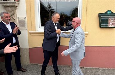 SPÖ-Landesparteivorsitzender Landeshauptmann Hans Peter Doskozil kam persönlich - unter anderem gemeinsam mit Landesrat SPÖ-Bezirksparteivorsitzendem Heinrich Dorner - nach Deutschkreutz, um Jürgen Hofer zu seinem Wahlerfolg zu gratulieren.