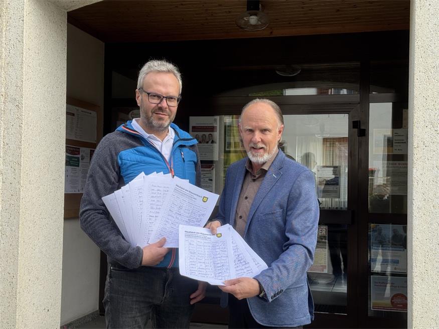 SPÖ Ortsvorsitzender Reinhard Jud-Mund (li.) und Vizebgm. Rudolf Rogatsch vor dem Gemeindeamt Neuhaus am Klausenbach