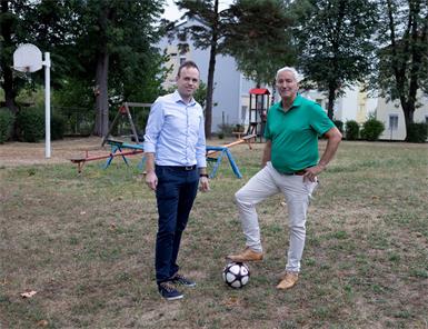 SPÖ-Stadtrat Marc Seper (li.) und Vizebürgermeister Michael Leitgeb wollen den Spielplatz nicht nur erhalten, sondern modernisieren.