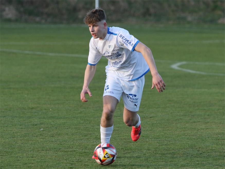 SV Loipersbach-Spieler Sandro Sedlatschek erzielte den Anschlusstreffer gegen Dörfl – trotz Kahnbeinbruchs, der ihn voraussichtlich für den Rest der Saison außer Gefecht setzt.