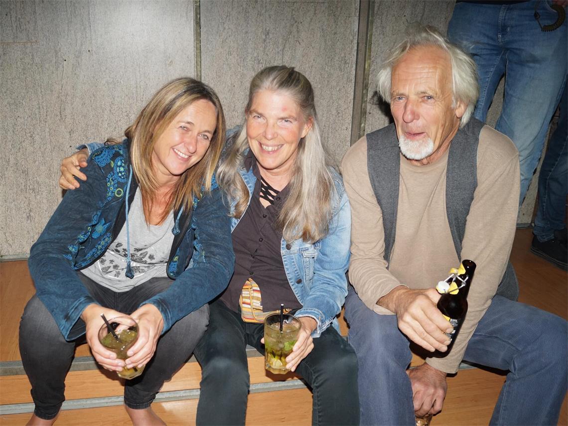 Sabine, Barbara und Martin genossen ihren Samstagabend. 