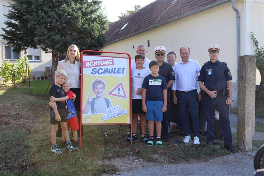 Sabine Kaulich (KFV), Landesrat Heinrich Dorner, Stoobs Bürgermeister Bruno Stutzenstein, Stefan Glauber und Franz Trimmal von der Landesverkehrsabteilung sowie Bernd Toplak von der AUVA mit David, Florian, Mateo und Ben. 