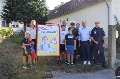 Sabine Kaulich (KFV), Landesrat Heinrich Dorner, Stoobs Bürgermeister Bruno Stutzenstein, Stefan Glauber und Franz Trimmal von der Landesverkehrsabteilung sowie Bernd Toplak von der AUVA mit David, Florian, Mateo und Ben. 