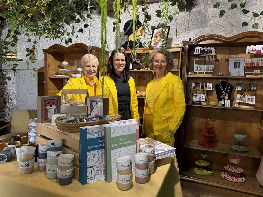 Sabine Kerstinger, Dagmar Habeler und Eva Ledl beleben das 14er-Haus.
