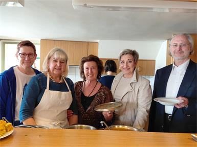 Sabine Neuberger, Gaby Haider, Maria Adam, Bürgermeisterin Claudia Schlager und Pfarrer Werner Riegler beim Fastensuppenessen.