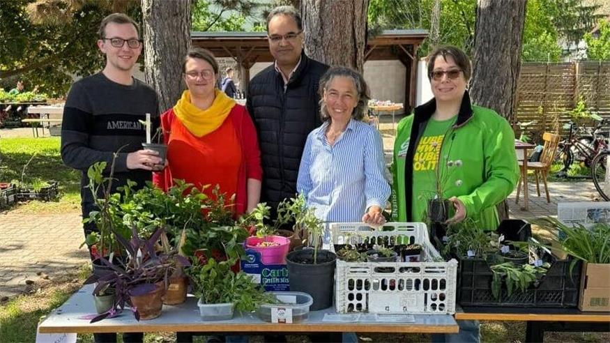 Sabine Schügerl von den Grünen, Pastoralassistentin Jutta Pramhofer-Marchhart, Pater Kuruvila, und Christine Sgarz von der Pfarre und Obmann Lukas Feßl von den Kinderfreunde (von r. nach l.) laden zum Tag der Nachhaltigkeit am Samstag ein. Foto: zVg