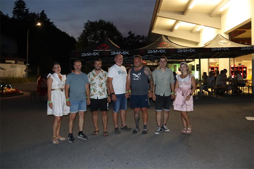 Sabrina Freiler, Erwin Kallinger, Markus Liebentritt,  Fremdenverkehrs- und Verschönerungsvereinsobmann Walter Ressl, Thomas Hoschopf, Michael Seidl und Lea Fruhmann bei der Kirtagsunterhaltung am Abend.