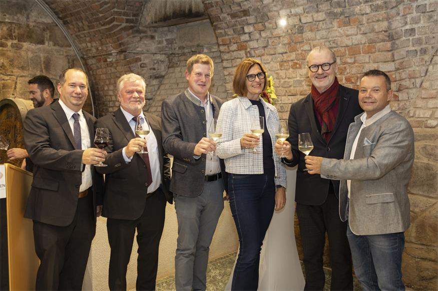 Sagten erstmals „Prost“: Vizebürgermeister Jürgen Jakob, Bürgermeister Eduard Scheuhammer, Michael Schneider, Bürgermeisterin von Oslip, Margit Wennesz-Ehrlich, Pfarrer Richard Geier und Vizebürgermeister Christian Schriefl.