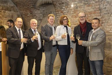 Sagten erstmals „Prost“: Vizebürgermeister Jürgen Jakob, Bürgermeister Eduard Scheuhammer, Michael Schneider, Bürgermeisterin von Oslip, Margit Wennesz-Ehrlich, Pfarrer Richard Geier und Vizebürgermeister Christian Schriefl.