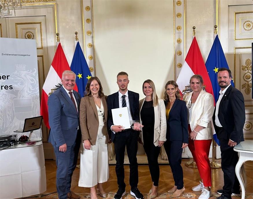 Samariterbund-Präsident Franz Schnabl, Bundesministerin Claudia Plakolm, Marlene Pfeiffer-Wild (operative Leitung im Geschäftsbereich Pflege beim Samariterbund Burgenland), Sonja Treiber (Wohnbereichsleiterin im Pflegekompetenzzentrum Weppersdorf) und Carina Pfneiszl (Wohnbereichsleitung-Stellvertretung im Pflegekompetenzzentrum Weppersdorf) gratulierten Nico Müller. 