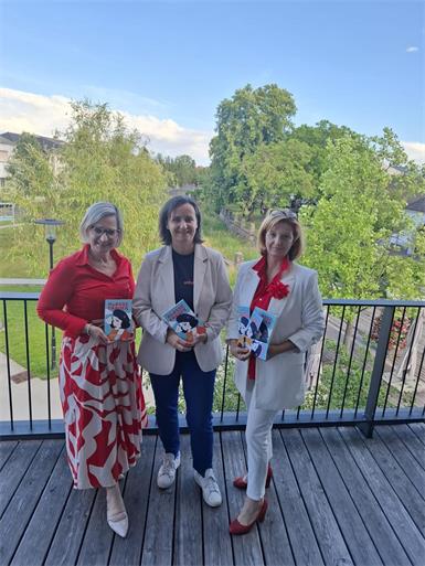 Sandra Gerdenitsch, Autorin Andrea Kerstinger und Manuela Schönauer freuten sich über den gelungenen Literaturabend in der Liszt-Bibliothek Raiding.