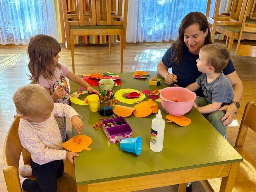 Sandra Perger beim Basteln mit den bereits etwas größeren Kindern. Den Basteltisch wird es ab sofort bei allen Treffen geben.