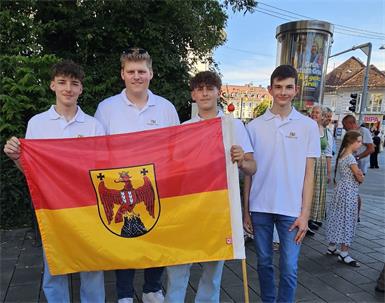 Sandro Stransky (3.Lehrjahr), Jonas Möderl (4. Lehrjahr), Florian Matkovits (1. Lehrjahr) von der  Tischlerei Ecker und Fabio Filipich (2. Lehrjahr)– Filipich Anton. 