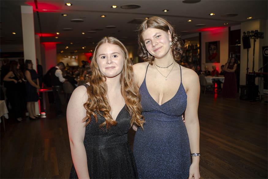 „Alles Walzer“ beim Neufelder Stadtball Sarah Schuster und Lauren Andersch warteten gespannt auf die Tanzeinlagen ihrer Freunde.