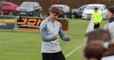 Sauber Burschen! Jan Takacs avanciert mit seinen Teamkollegen zu den Dauerjublern der Liga. 