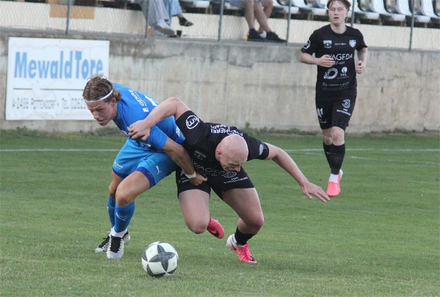 Schattendorfs Innenverteidiger Niklas Guttmann lieferte sich vor allem mit Rohrbachs Neuerwerbung Emil Haladej packende Zweikämpfe im Cup-Derby.