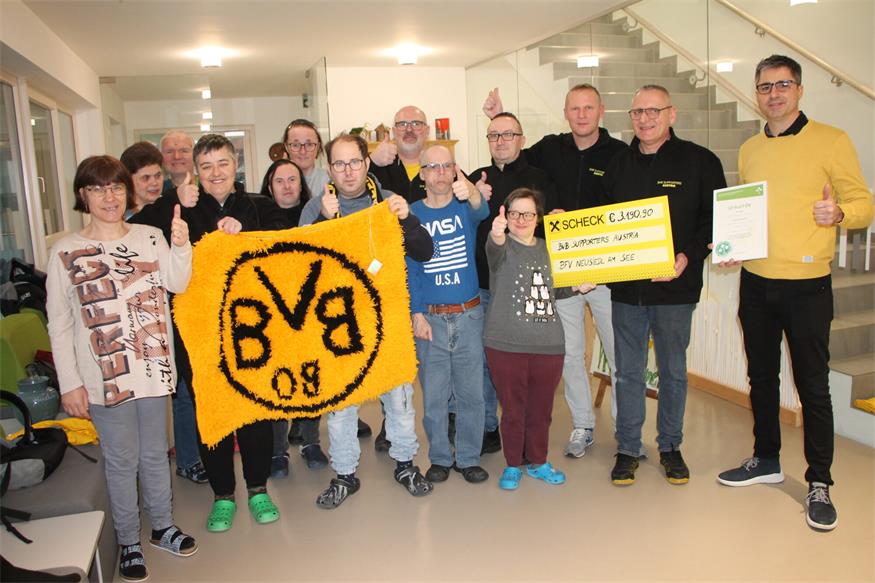 Scheckübergabe. Der Fan-Club Supporters Ausria überreichte dem Behindertenförderungsverein Neusiedl am See einen Spende über 3.190 Euro.